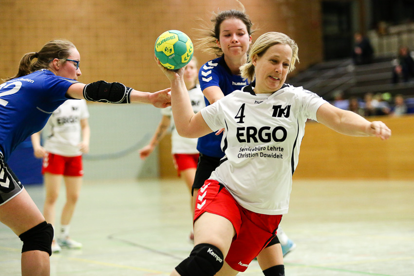 Spielszene aus dem Spiel gegen Laatzen-Rethen, Heike Felgenhauer