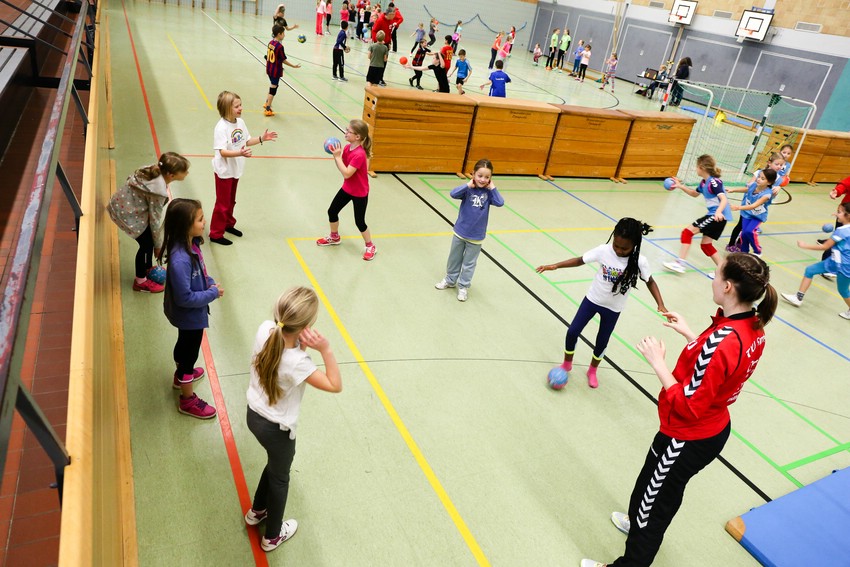 Hanna Hartmann übt mit Ihren Schützlingen noch mal schnell fangen und passen, sozuagen die Grundelemente